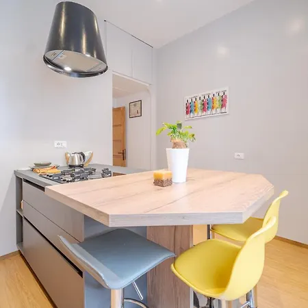 Bright A Few Steps From Via Garibaldi Appartement