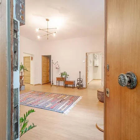 Bright A Few Steps From Via Garibaldi Genua