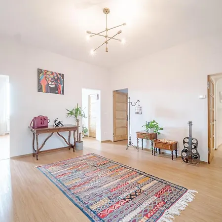 Bright A Few Steps From Via Garibaldi Апартаменты *