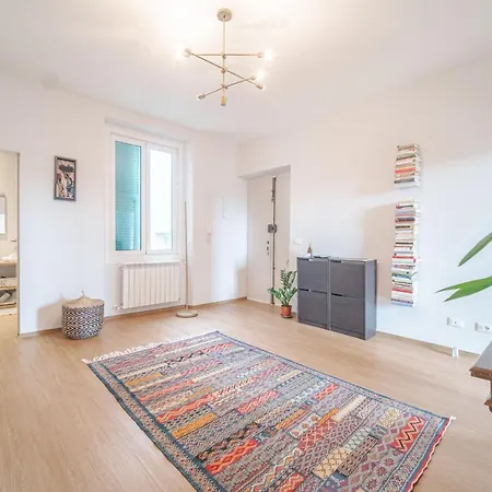 Bright A Few Steps From Via Garibaldi Апартаменты